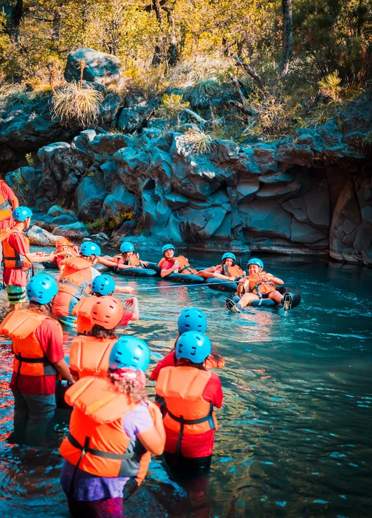 Actividad grupal en el río